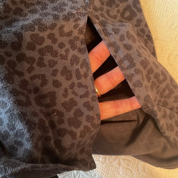 American Eagle Gray Black Cheetah Animal Print V Neck Long Sleeve Soft T… - Picture 7 of 7
